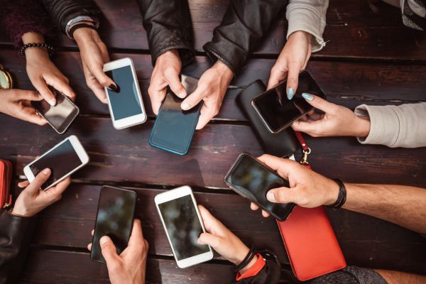 como diminuir teu tempo nas redes vários braços com celulares