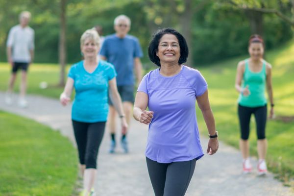 como se movimentar no dia a dia 3 mulheres e dois senhores fazendo caminhada