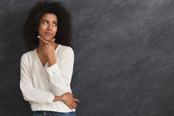 Pessoa refletindo sobre se a felicidade pode ser considerada uma emoção.