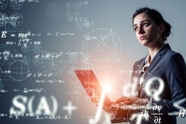 lei atração riqueza mulher com laptop aberto cheio de formulas