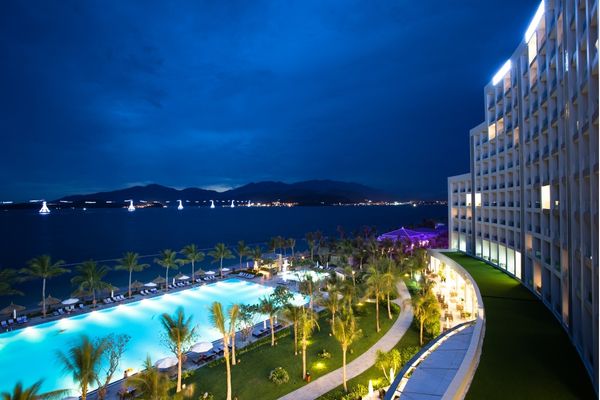 lei da atração - prosperidade hotel com piscina e mar no fundo