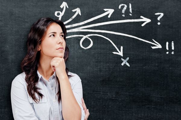 mentalidade impacta resultados pessoais profissionais Pessoa refletindo sobre escolhas mentais e caminhos de decisão que influenciam resultados pessoais e profissionais.