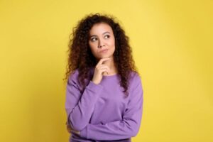 Pessoa refletindo sobre diferentes tipos de felicidade segundo a psicologia