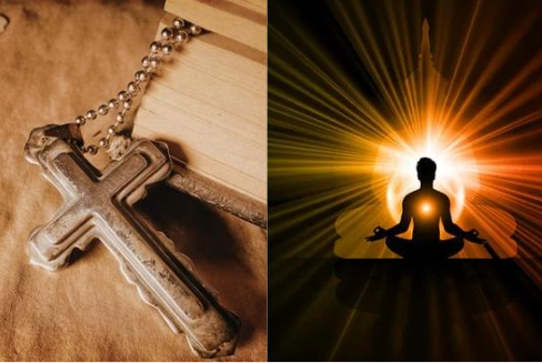 espiritualidade e religião diferença e distinação estratégica Cruz cristã e silhueta meditando com luz ao fundo representando diferença entre religião e espiritualidade
