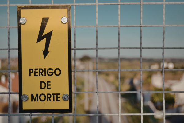 espiritualidade pode ser perigosa riscos alerta Placa de perigo com aviso de morte simbolizando riscos e alertas na prática espiritual