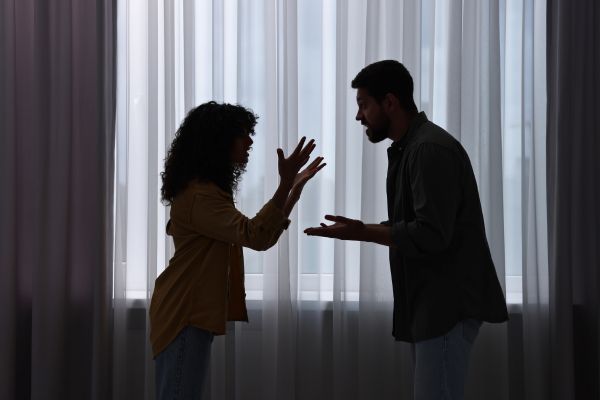conflito emocional entre duas pessoas em dinâmica de manipulação