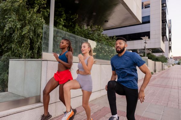 o que é alta performance duas mulheres e 1 homem correndo