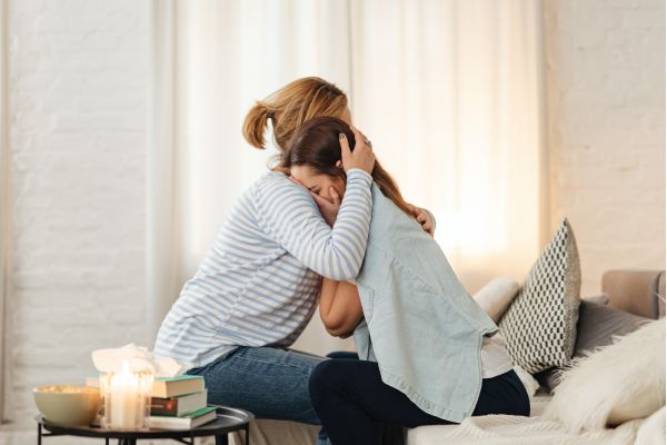 acolhimento emocional entre duas pessoas em momento de vulnerabilidade