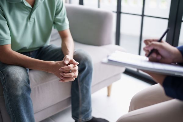 tratamentos da depressão psicoterapia Pessoa em sessão de atendimento psicológico, representando abordagens terapêuticas no tratamento da depressão