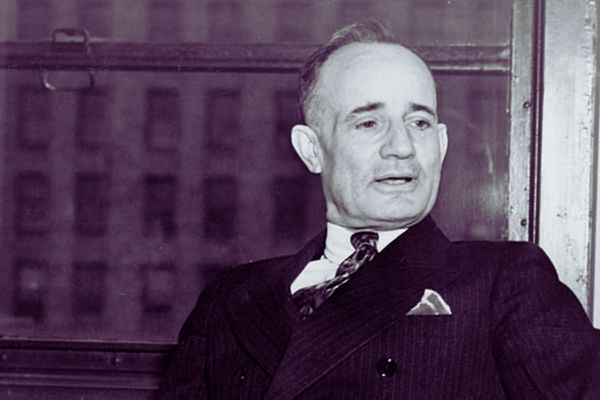 Napoleon Hill autor de Quem Pensa Enriquece conhecido por frases sobre sucesso e prosperidade