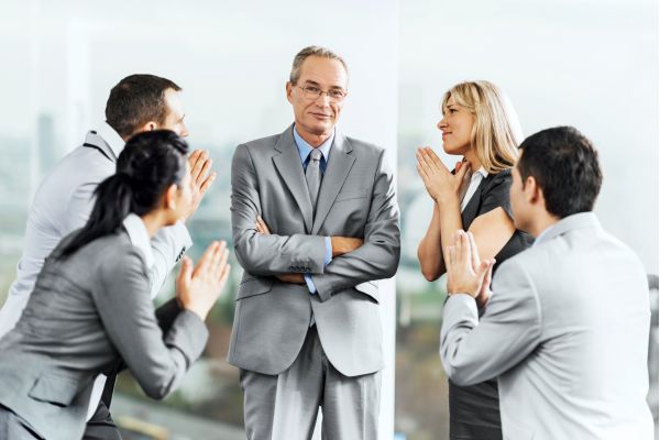 pessoas elogiando um homem representando busca por aprovação e comportamento de agradar os outros