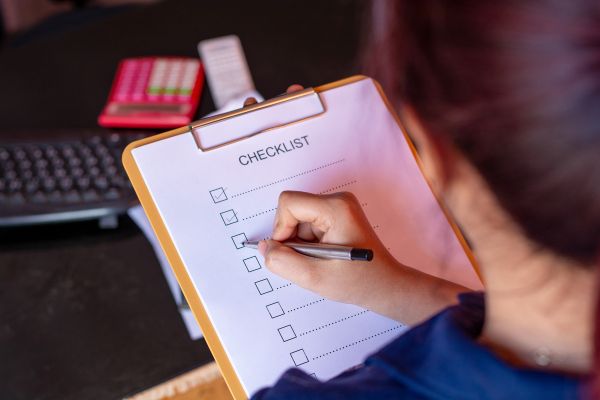 ajustar hábitos vida no piloto automatico checklist pessoa analisando checklist para ajustar hábitos e sair do piloto automático
