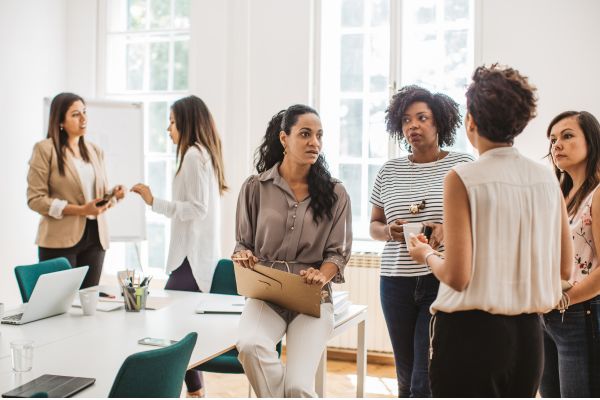 equipe conversando no ambiente de trabalho aplicando comunicação profissional no dia a dia
