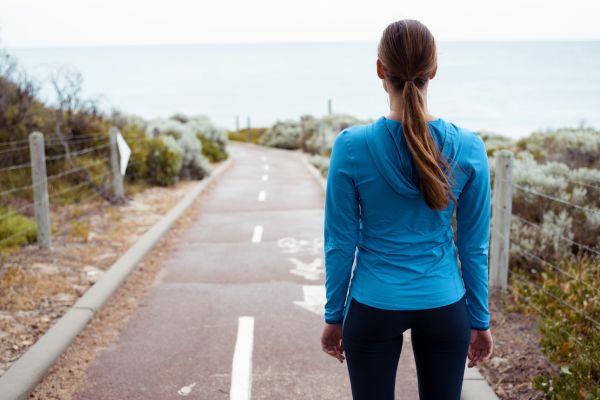 aplicação pratica no cotidiano medo de tentar Pessoa caminhando em uma estrada simbolizando aplicar na prática a superação do medo de tentar no dia a dia.