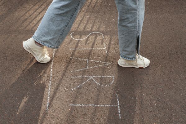 pessoa dando um passo à frente simbolizando aplicação prática de mudanças na vida cotidiana