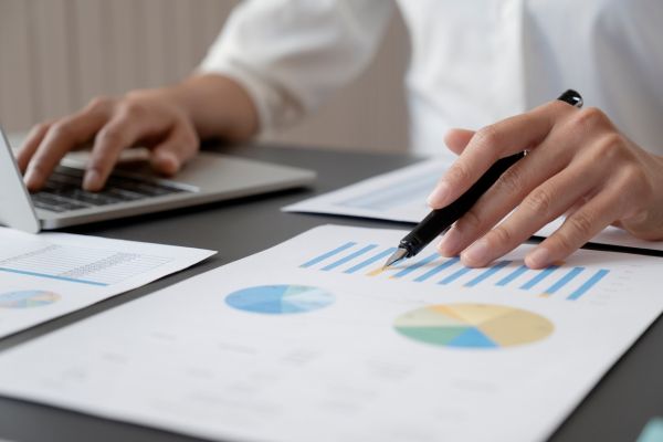 base antes de investir planejamento financeiro Pessoa analisando gráficos e organizando planejamento financeiro antes de começar a investir