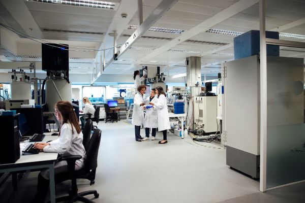 base cientifica do medo de tentar Pesquisadores em laboratório simbolizando a base científica do medo de tentar e estudos sobre comportamento humano.