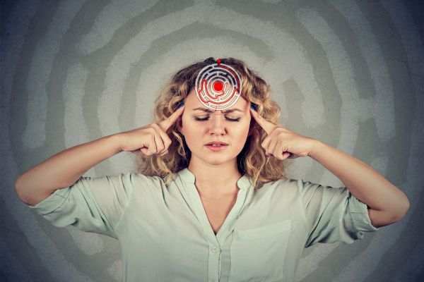controle da mente pensamentos Mulher com expressão concentrada tocando a cabeça representando controle da mente, pensamentos e decisões na vida