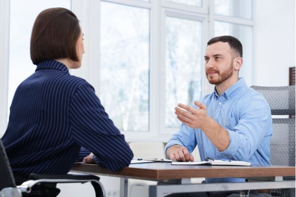 funcionario conversando com o chefe sobre sobrecarga de trabalho no escritorio