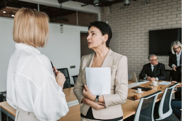 duas profissionais tendo uma conversa séria no ambiente de trabalho
