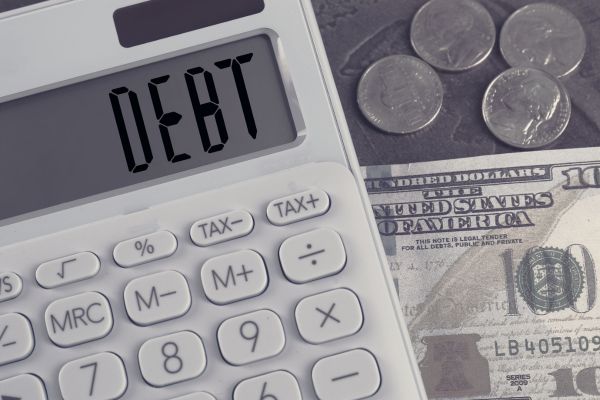 diagnostico financeiro calculadora divida dinheiro Alt text: calculadora com palavra dívida e dinheiro representando diagnóstico financeiro