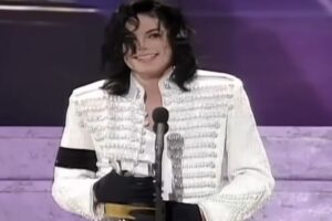 Michael Jackson durante apresentação mostrando disciplina e criatividade que marcaram sua carreira