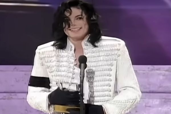 Michael Jackson durante apresentação mostrando disciplina e criatividade que marcaram sua carreira