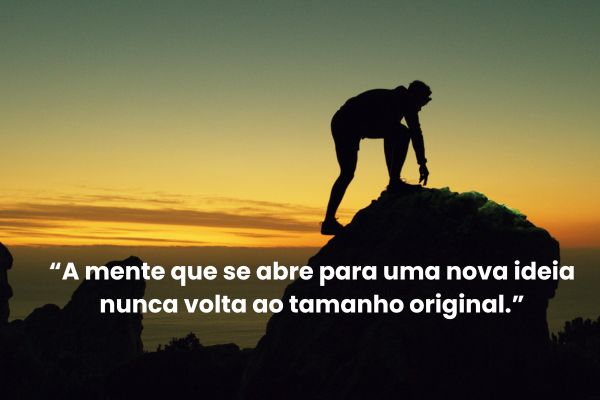 mente aberta - novas ideias - napoleon hill Pessoa no topo de uma montanha ao amanhecer simbolizando mente aberta e crescimento pessoal inspirado em frase de Napoleon Hill