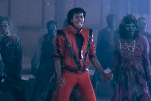 michael com monstros do clipe thriller michael jackson dançando thriller