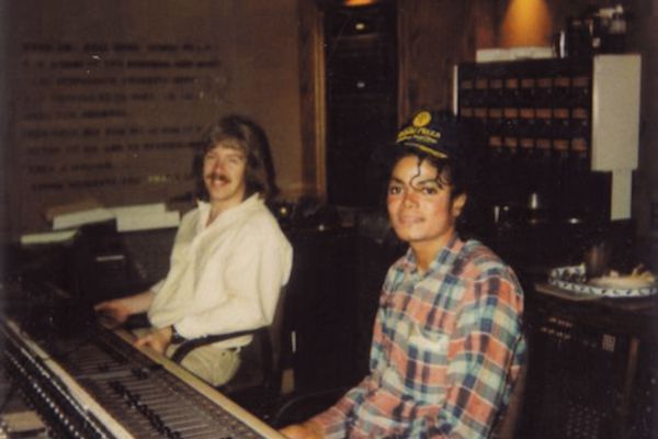 michael jackson no estudio michael jackson sentado na cadeira com uma pessoa em estudio