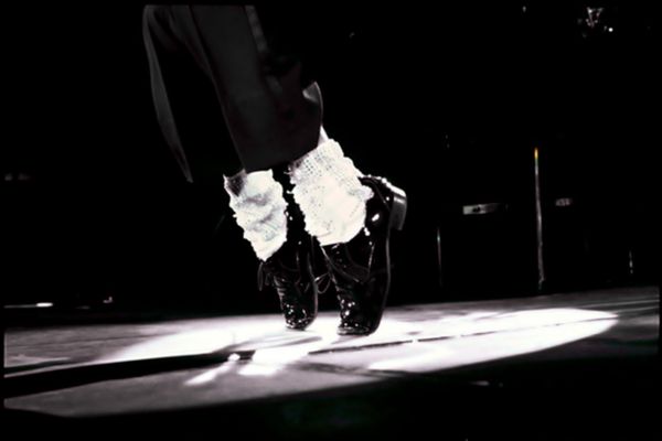 Passo de dança moonwalk de Michael Jackson durante performance no palco