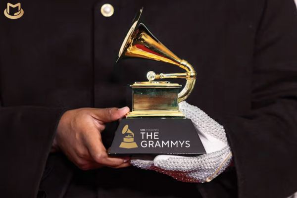 mtrofeu grammy michael jackson trofeu grammy michael jackson segurando trofeu