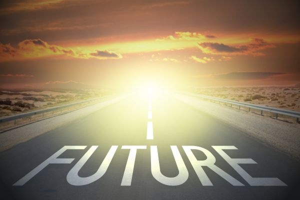 nao planejar futuro financeiro Estrada apontando para o futuro simbolizando a importância de planejar o futuro financeiro e evitar erros financeiros.