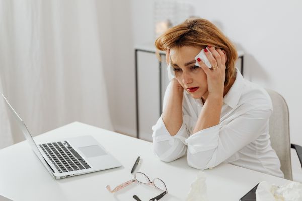 perfis fracasso financeiro estresse Mulher preocupada diante do computador, demonstrando estresse e dificuldade em lidar com a vida financeira
