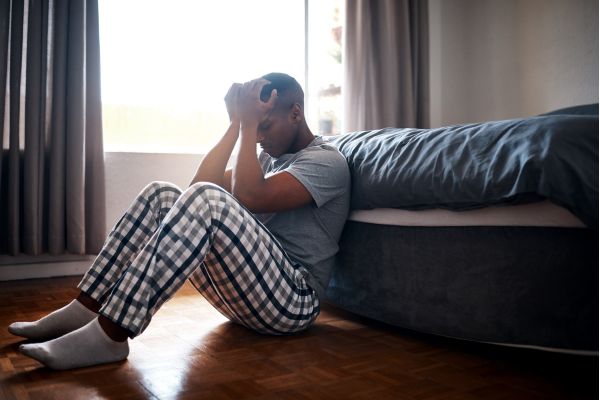 por que nos sentimos perdidos na vida homem preocupado refletindo sobre direção da vida