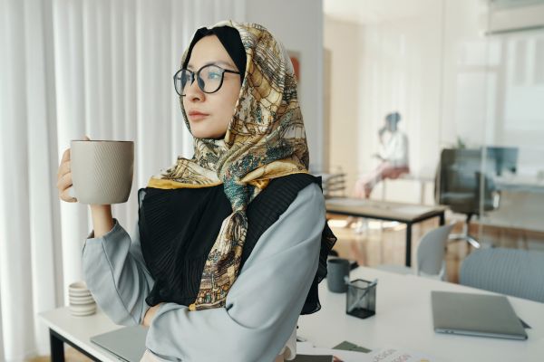 profissional refletindo no escritório antes de ter uma conversa difícil no trabalho
