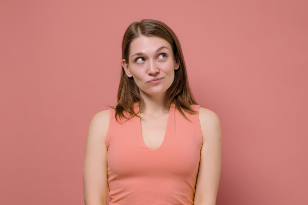 mulher com expressão de dúvida pensando em uma conversa difícil no trabalho