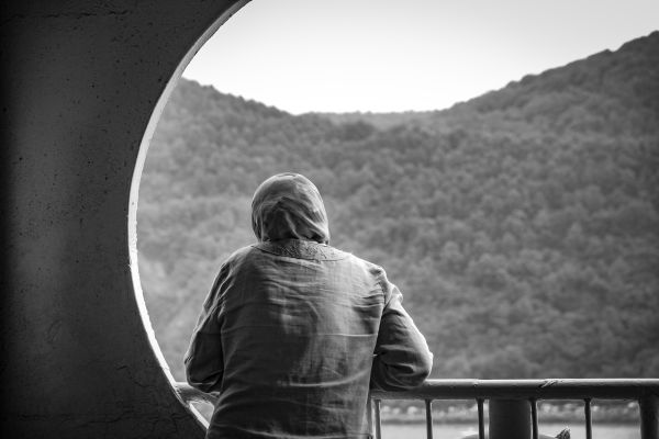 reflexão sobre identidade saudade de quem eu era Pessoa olhando a paisagem pela janela em momento de reflexão sobre identidade e saudade de quem já foi.