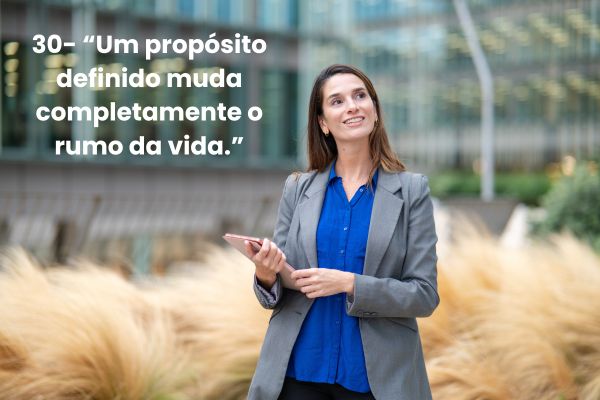 riqueza prosperidade sucesso napoleon hill Mulher confiante em ambiente corporativo representando riqueza, prosperidade e mentalidade de sucesso inspirada nas ideias de Napoleon Hill
