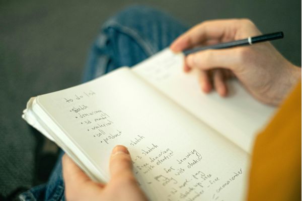 rotina consciente reflexão habitos pessoa escrevendo no caderno refletindo sobre hábitos e rotina consciente