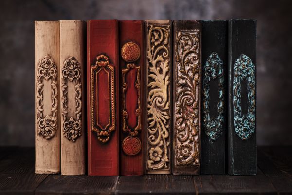 tipos de autores livros classicos literatura Livros clássicos com capas ornamentadas representando diferentes tipos de autores e estilos literários