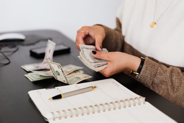 verdade sobre dinheiro controle financeiro pessoal Pessoa contando dinheiro e organizando finanças pessoais mostrando a realidade sobre dinheiro e controle financeiro