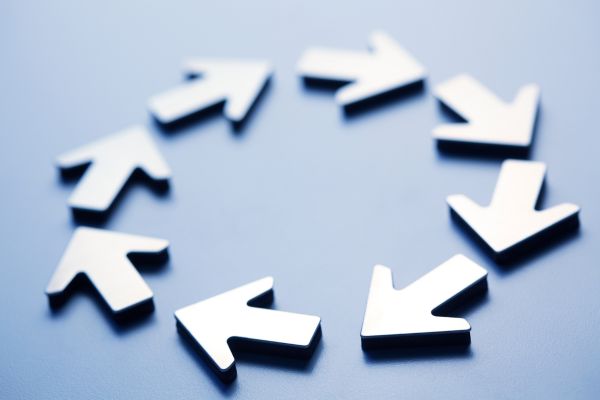 ciclo de autosabotagem padrões repetitivos Setas formando um ciclo contínuo representando padrões repetitivos e autossabotagem mental