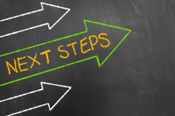 proximos passos Seta verde com a frase next steps indicando direção e ação para mudança e evolução pessoal