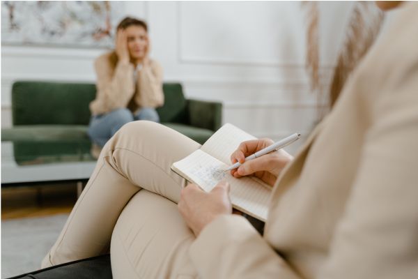 Pessoa em sessão de terapia refletindo sobre formas de superar a ferida da rejeição sem terapia