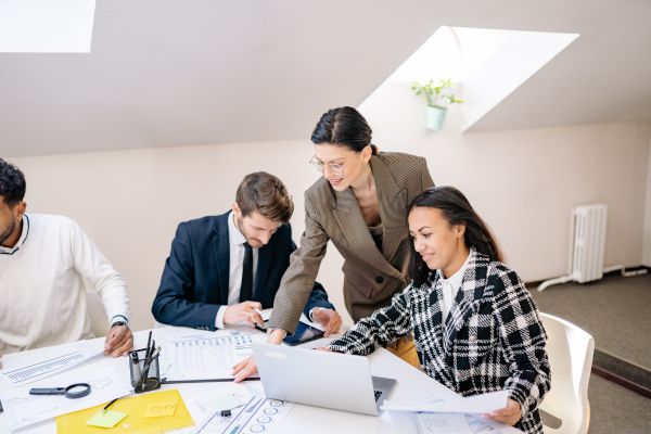 Equipe utilizando inteligência artificial na gestão de projetos para organizar tarefas, analisar informações e melhorar a colaboração.
