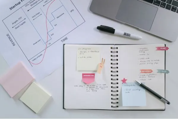 como-fazer-um-planejamento-semanal-em-7-passos Agenda com planejamento de tarefas e prioridades, representando como fazer um planejamento semanal em 7 passos.