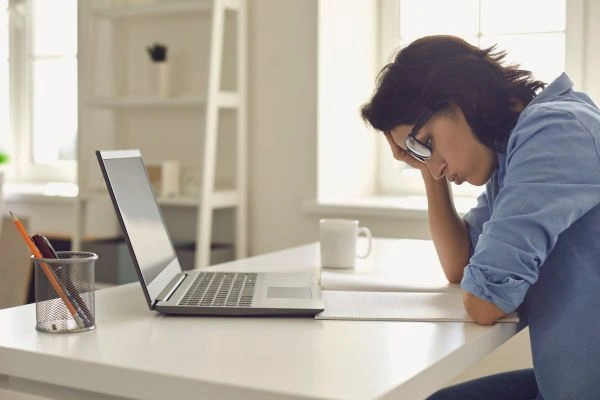 Profissional enfrentando dificuldades no trabalho, representando erros comuns ao usar IA na gestão de projetos.